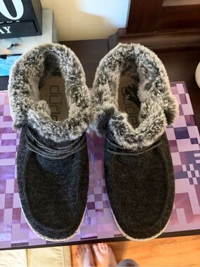 Hey Dude Women's Gray Faux Fur Lined Ankle Booties